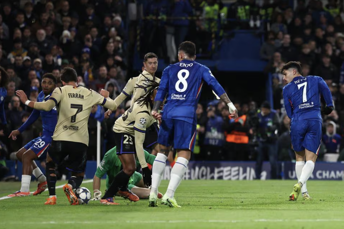 Estevao che mờ Lamine Yamal, Chelsea thắng áp đảo Barcelona