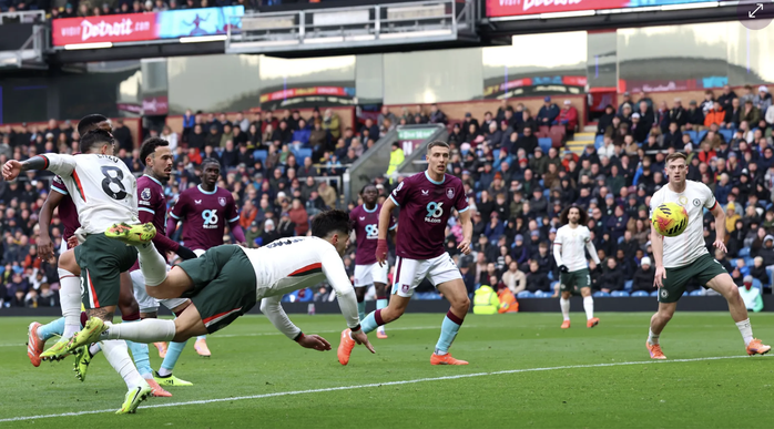Hạ chủ nhà Burnley 2-0, Chelsea lần đầu lên Top 2 Ngoại hạng