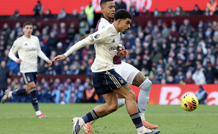 Đè bẹp Nottingham Forest, Aston Villa lên nhì bảng Ngoại hạng Anh