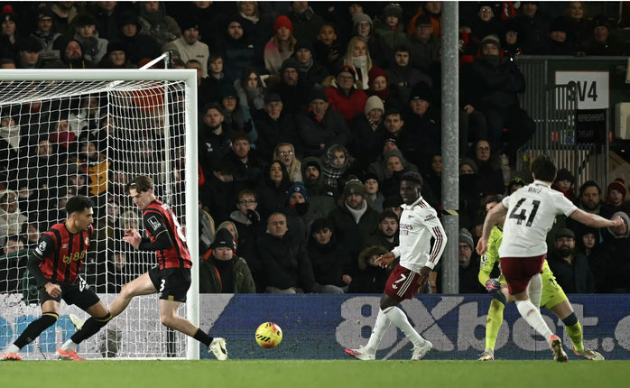 Declan Rice bùng nổ tại Vitality Stadium, Arsenal vững ngôi đầu Ngoại hạng